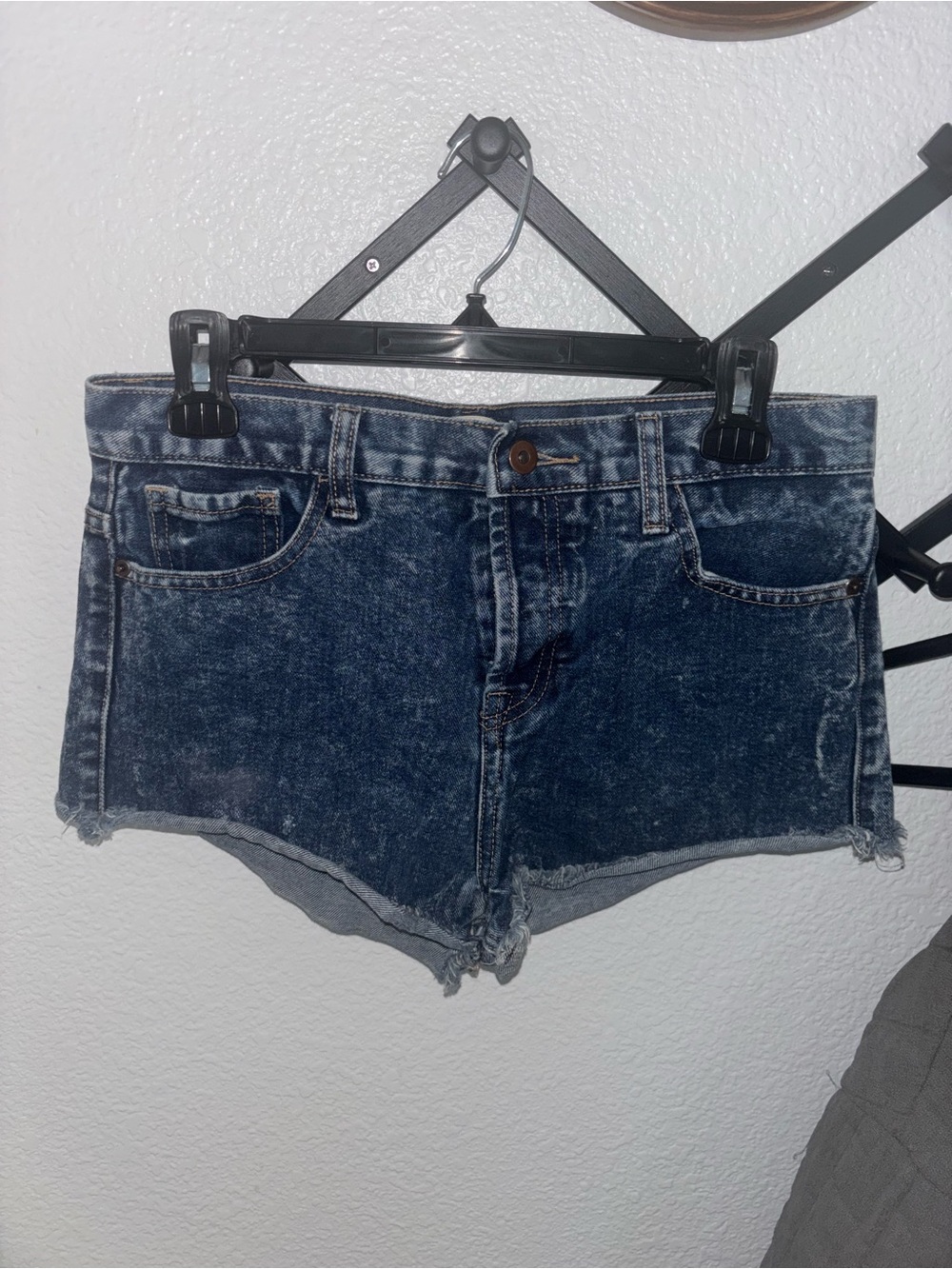 Forever 21 Premium Denim Dark Wash Jean Shorts Raw Hem Low Rise Size 28 - Picture 2 of 4
